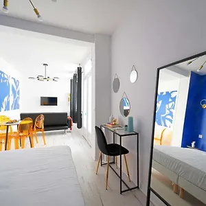 Modern Large For 3 Appartement Paris